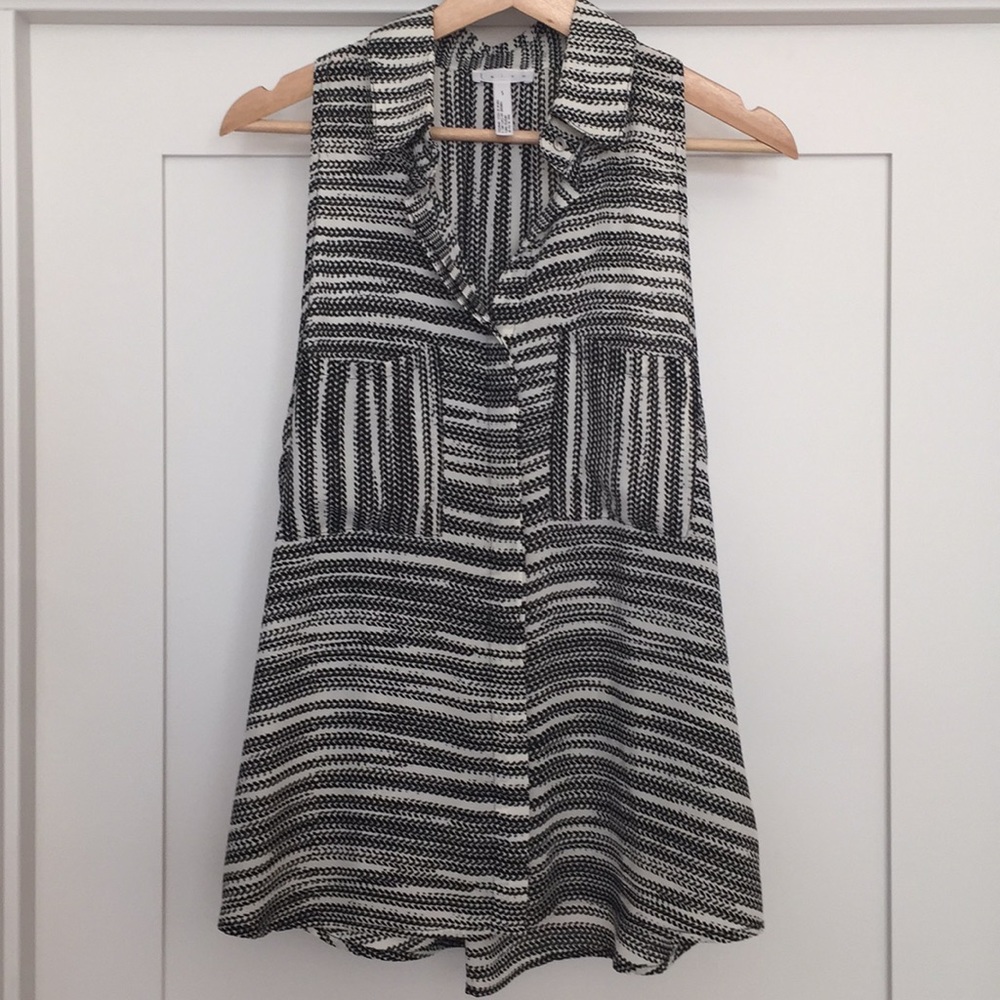 Leith NWOT sleeveless button up blouse